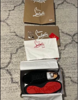 Christian Louboutins skor  - Loubs i mycket bra skick med en fin röd sula.