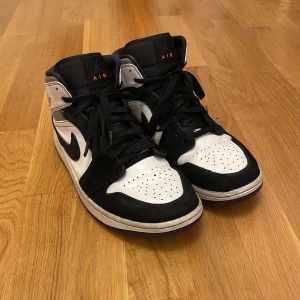 Jordans - Använda Jordan mid se purple. Skorna är i storlek 44 men är ganska små i storleken så funkar bra för 43 med. Nypris ca 3000kr, mitt pris 250. Pris kan diskuteras.