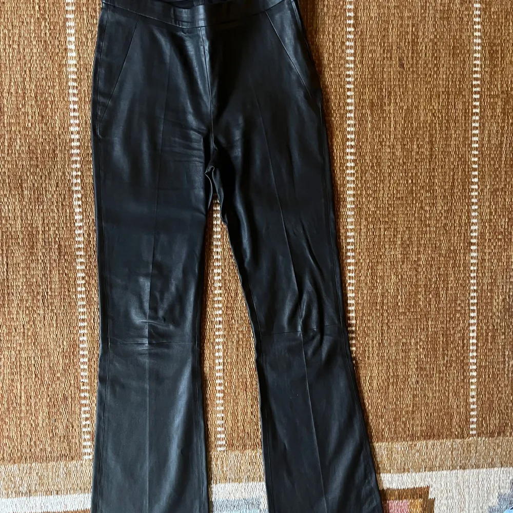 Byxor från Dante6, modell Tyson. Använd, men utan anmärkning. Midjemått: 75 cm, benlängd: 78.5 cm  Storlek: 3/M Material: Läder Nypris: 5900 SEK. Jeans & Byxor.