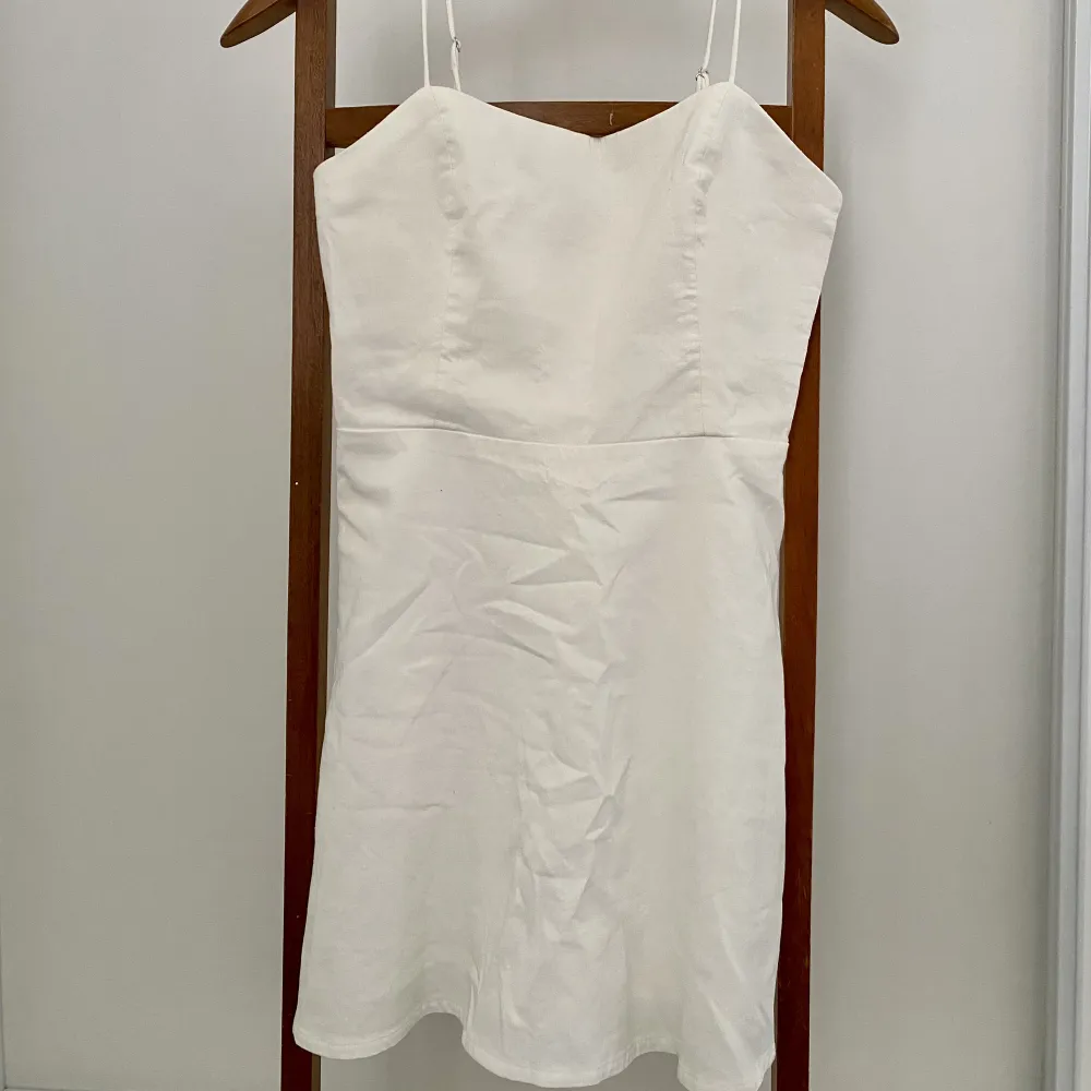 En vit supersöt miniklänning från Zara. Den passar inte riktigt mig längre men den är verkligen sötaste sommarklänningen. Klänningar.