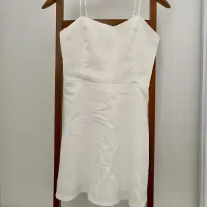 En vit supersöt miniklänning från Zara. Den passar inte riktigt mig längre men den är verkligen sötaste sommarklänningen