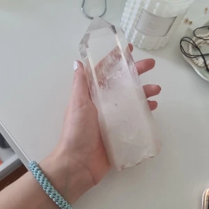 Kristall (clear quartz) - Jättestor kristall ! Kan inte stå upp! Bra skick🩷🌷