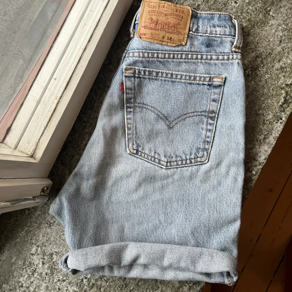 Levis jeansskjorts, vintage. Passar en storlek 36 men se midjemått.  Midja rakt över: 35 cm. Shorts.