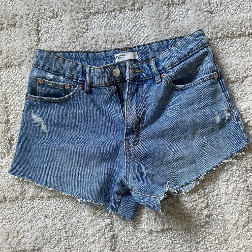 Jättefina trendiga jeansshorts från Gina som är helt nya, nypriset är 299kr!🥰💕. Shorts.
