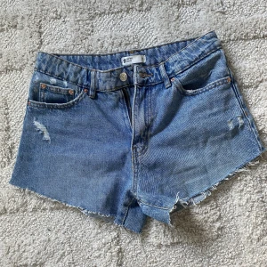 Jeansshorts - Jättefina trendiga jeansshorts från Gina som är helt nya, nypriset är 299kr!🥰💕