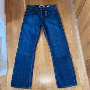 Helt nya Tommy Hilfinger Jeans med lappar. mörka & stilliga Tommy Hilfinger jeans med straight cut passform som passar perfekt på utekvällar