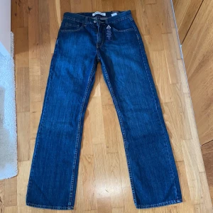 Tommy Hilfinger Straight cut Jeans 29/32 - Helt nya Tommy Hilfinger Jeans med lappar. mörka & stilliga Tommy Hilfinger jeans med straight cut passform som passar perfekt på utekvällar