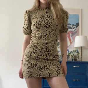 ASOS PETIT leopardmönstrad klänning  - Köptes för 389kr, säljer för billigare då knappen i nacken har lossnat (enkelt att fixa)   Jag är 157cm och den passar mig perfekt. Storlek EU 34 petit. 