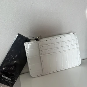 Vit korthållare  - Säljer en helt ny  plånbok/korthållare ifrån New Yorker kommer tyvärr inte till användning🌸