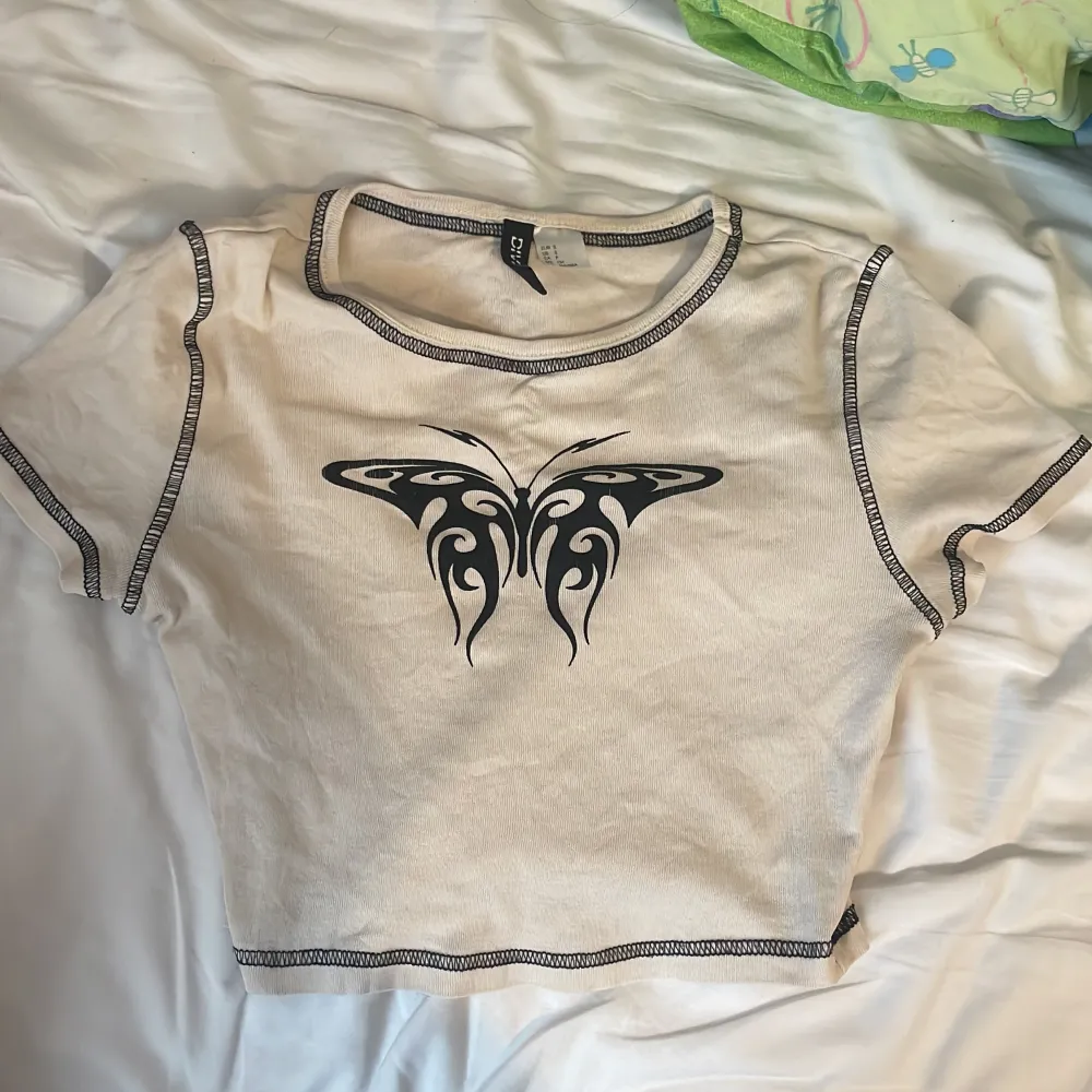 Fin crop top! 💖använd ett par gånger men i bra skick 😊säljer den för att den ej används längre . Toppar.