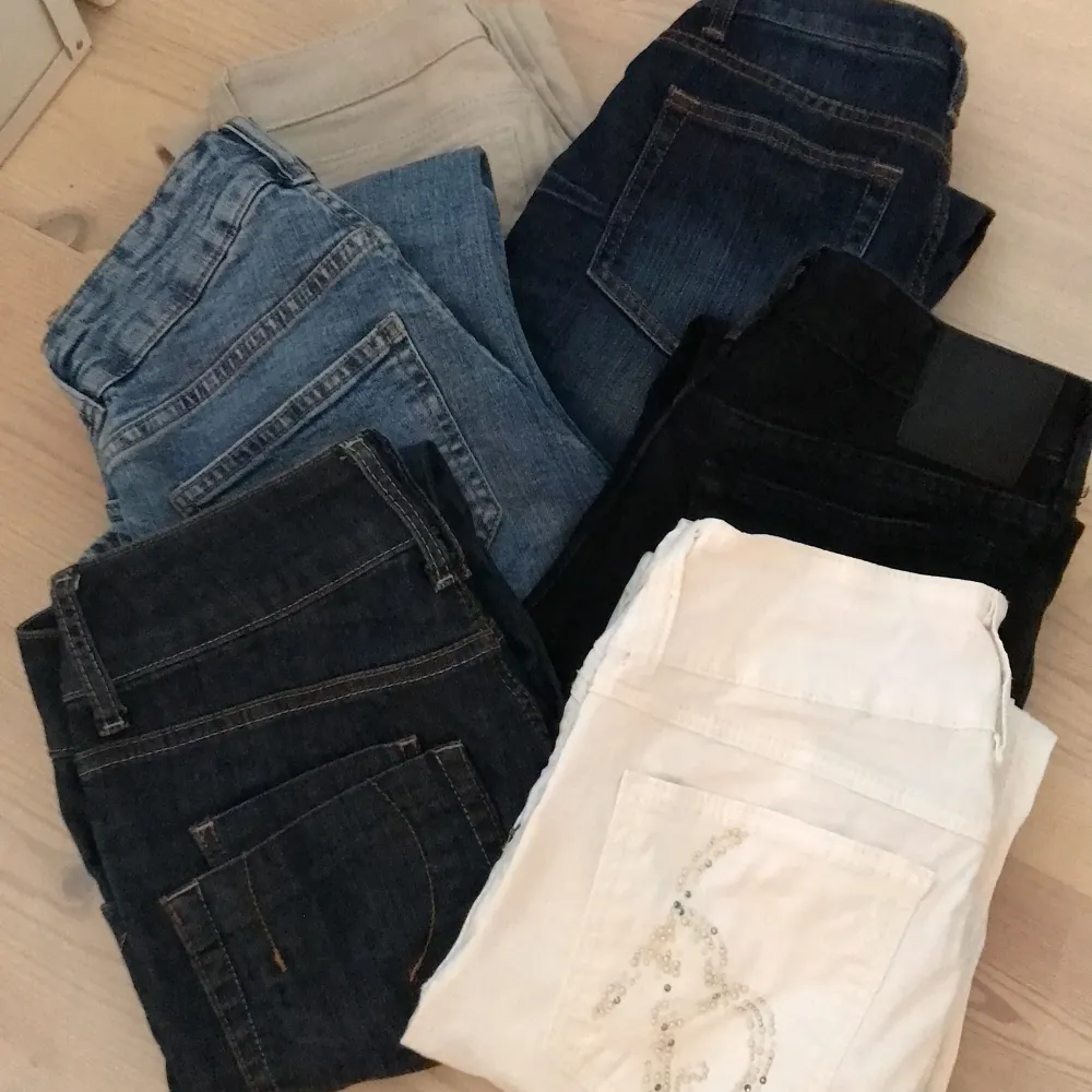 Säljer alla dessa jeans som är Low waist och straight/bootcut/flare❤️‍🔥 Några av de finns redan i min profil! Hör av dig ifall du vill köpa några💓. Jeans & Byxor.