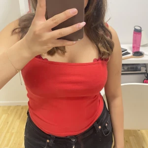 Linne  - Rött linne från Gina Tricot❤️haft i många år men är i väldigt bra skick 