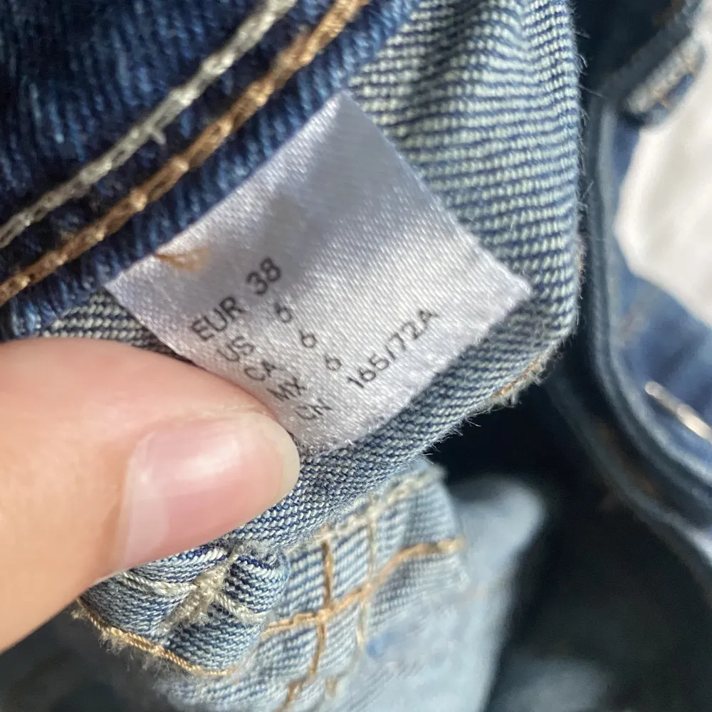 Mörkblåa lågmidjade jeans från hm. Mycket bra skick! Används inte längre och behöver bli av med innan flytt . Jeans & Byxor.