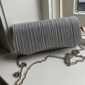 Fest väska  - Säljer min fina glitter väska som funkar perfekt till både bal och fest. Kedjan går att ta av så man kan ha den som en clutch. Kom privat för fler bilder/frågor🫶🏼🫶🏼