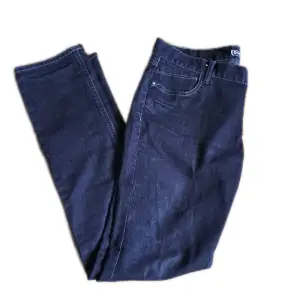 Jeans från roxy, tror de är lågmidjade. Använt skick. Str 32. 😊 Pris är diskuterbart vid snabb affär. Vid funderingar skicka gärna pm. 💖 Köparen står för frakten. 