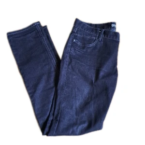 Roxy byxor - Jeans från roxy, tror de är lågmidjade. Använt skick. Str 32. 😊 Pris är diskuterbart vid snabb affär. Vid funderingar skicka gärna pm. 💖 Köparen står för frakten. 
