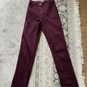 Jeans - Lila jeans som passar de längre Köpt begagnat men aldrig använt av mig  34 cm i midjan, ej så strechiga 