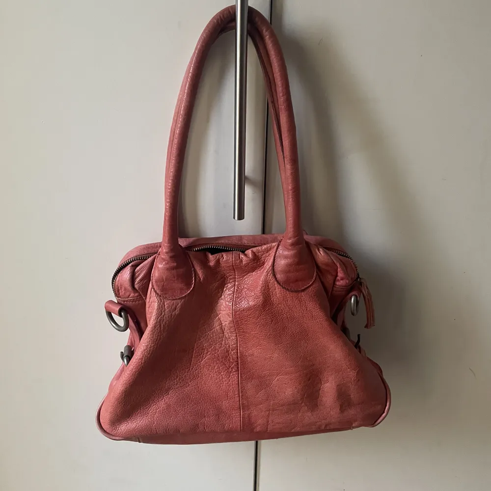 Jätte fin rosa /röd väska!  Märket är ”Lennolds”😊. Väskor.