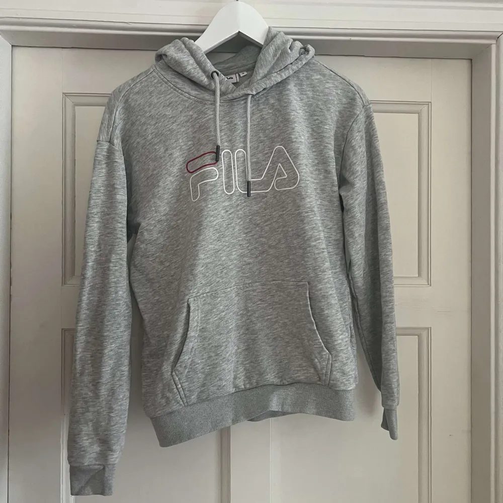 Hej! Jag säljer mitt gråa fila sett. Det är knappt använt. Hoodien är i stl S och byxorna är i XS. Hör av er ifall ni vill ha fler bilder!🤍. Hoodies.