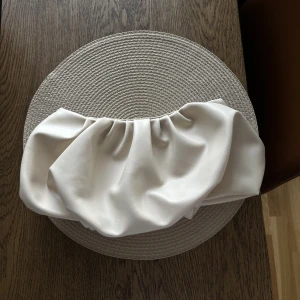 Väska från LXA  - Väska utan band från LXA (clutch). Aldrig använd. Naturvit/beige. 