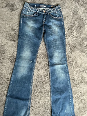 Lågmidjade jeans  - Säljer nu mina jeans från fornarina. Är i superbra skick, köpta på second hand då de inte längre går att få tag i. Kommer inte i dem längre och därför säljer jag de. Jeansen är i storlek 29 men passar även 27-29💕