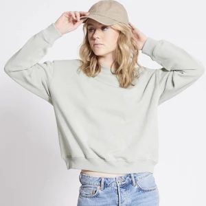 Sweatshirt nyskick - Sweatshirt i en ljus gröngrå färg i storlek small endast använda en gång 🦋hör av er vid minsta intresse eller fundering 💓
