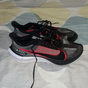 Nike löparskor - Nike löparskor i bra skick  Använda fåtal gånger  Storlek 45.5