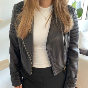 Skinnjacka i äkta läder - Skinnjacka från bikbok kollektion av Mary Kate och Ashley Olsen  Storlek large men sitter som en storlek small. Äkta skinn