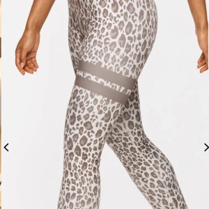 Stronger tights - Säljer dessa strongr tights då de är för långa och kommer inte till användning. De är knappt annvända och har inga fel. Dem har hög midja som man ser i bilden. Innerbenslängd: 70cm