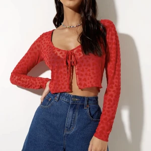 Röd kofta med hjärtan - Super söt croppad kofta, aldrig använd och har lappen kvar. Strl XS. Köpte för €34 säljer för 70kr 