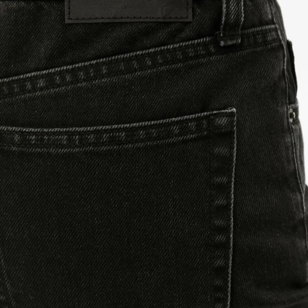 Fina svarta jeans som passar perfekt till hösten. . Jeans & Byxor.