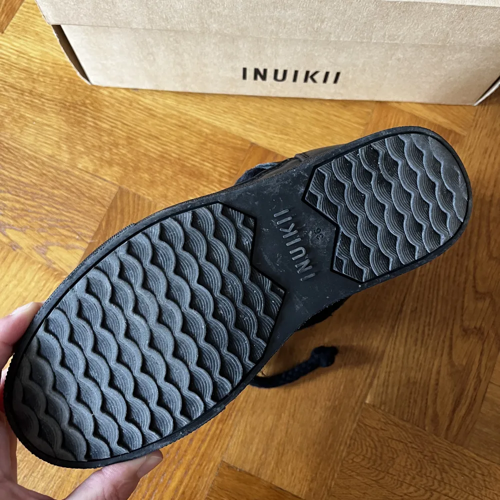 Jättefina inuikii vinter skor i storlek 36. Använda ett fåtal tillfällen. Säljer pga att dom är lite för små. . Skor.