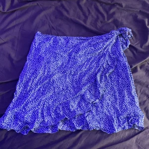 Kjol  - Storlek L, typ som ny inte mycket använd!