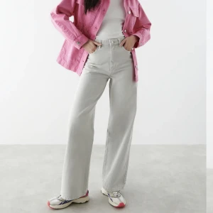 Ljusgrå jeans - Säljer dessa jeans, ljusgrå och wide leg. Aldrig använda och har lappen kvar. Strl 34. Köpta för 499kr, säljer för 150kr