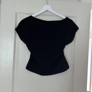 Topp shein  - Säljer denna trendiga topp från shein som är öppen i ryggen, då jag beställde 2st, har alltså aldrig använts💕