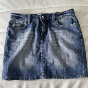 Lågmidjad jeanskjol  - Super söt lågmidjad jeanskjol som är köpt second hand! Säljer då den inte kommer till användning:)