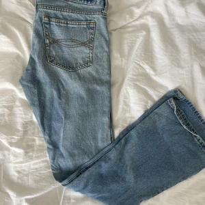 Lågmidjade jeans - Supersnygga jeans jag köpte här på plick men tyvärr var försmå för mig. Midja:76cm Innerben:83,5cm