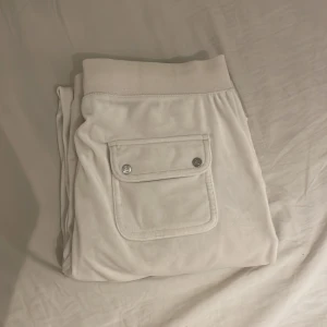 Juicy byxor  - Säljer domma juicy för 600kr pris går diskuteras. L men små i storleken så M