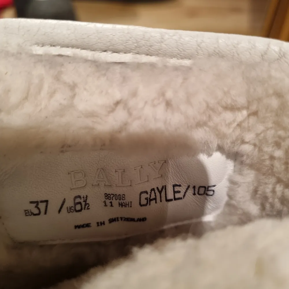 Bally kängor av modell Gayle. Storlek 37, nyskick endast använda ett fåtal gånger. Kommer i original dust bag. Nypris 5000 kr. . Skor.