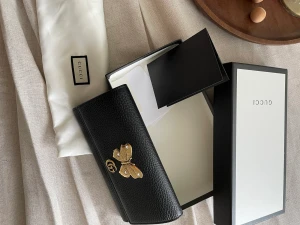 Äkta Gucciplånbok  - Äkta Gucciplånbok. Inköpt på Gucci, kvitto medförs.