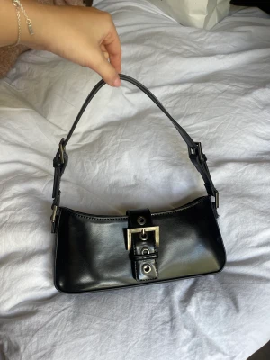 Väska från mango  - Säljer denna väska från mango som verkligen passar till allt både dag och natt🤗