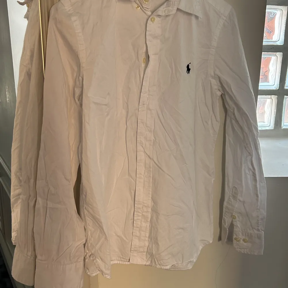 Ralph Lauren skjorta i ny skick. Säljer för den knappt blev använd . Skjortor.