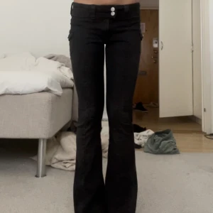 Lågmidjade jeans  - Det är barn storlek 152 från hm. Men det passar mig som vanligtvis har stl 24 i jeans. 