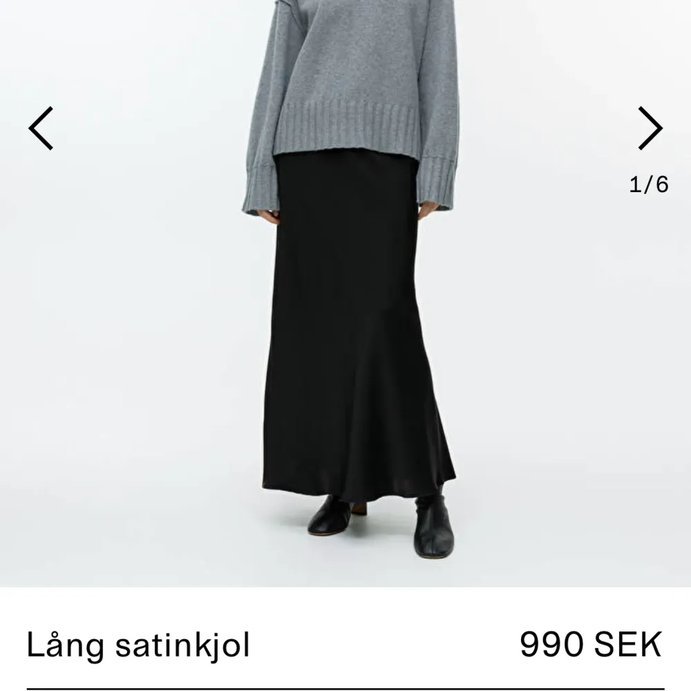 Satinkjol Använd 1 gång, inga tecken på användning  Hitta här https://www.arket.com/sv_se/women/skirts/product.maxi-satin-skirt-black.1157074001.html. Kjolar.