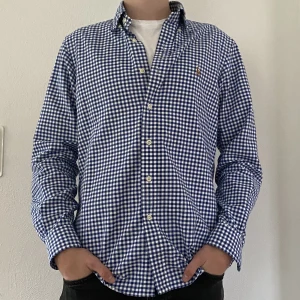 Polo Skjorta - Tjena! Säljer en riktigt fet polo skjorta! Säljer eftersom jag inte använder den längre! Inga fläckar eller nått! Modellen på bilden är runt 180! Nypris 1500kr