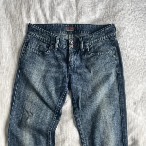 Lågmidjade jeans - Skitsnygga och unika lågmidjade jeans från Big Star. I nyskick. Älskar men är tyvärr något försmå för mig. Skriv gärna privat vid frågor eller om du vill ha fler bilder. Midjemått ca 42, innerbensmåttet 79, mått vid höft 52. ❣️
