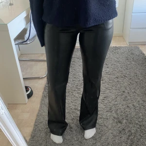Bootcut skinnjackor  - Skinnbyxor som inte används, se sista bilden för att se defekten som finns på ena knät 😊