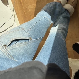 Cooola jeans - Säljer dessa coola lågmidjade/ utsvängda jeans. Jag är 170, dragkedjan är lite trasig. Kommer dock bara sälja för ett bra pris så skriv:))