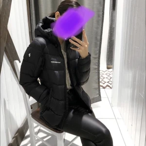 Peak Performance jacka strl S - FÖRSTA BILDEN ÄR LÅNAD Inköpt 2020 o endast använd en halv säsong. Har inga tecken på användning och ser helt ny ut. Nypris 2400kr. Storlek small i den mer fodrade modellen. Riktigt varm o go. Säljes nytvättad 🥰 Fraktar endast