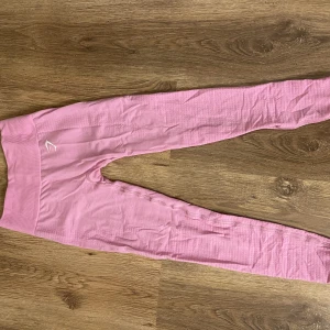 Gymshark tights  - Gymshark tights i superfin rosa färg i xs. De är endast använda 3 gånger! Skriv privat för fler bilder🥰